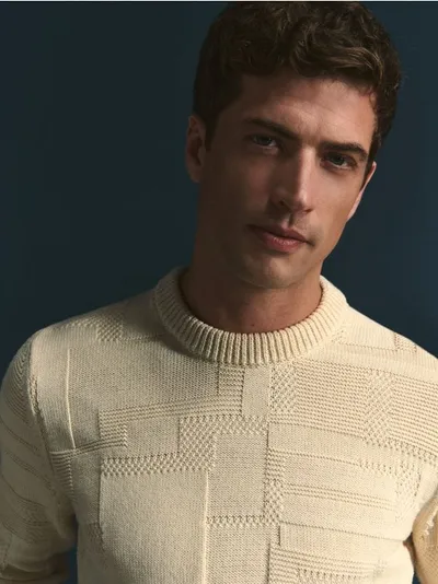 Reserved Sweter o prostym kroju, wykonany ze strukturalnej dzianiny. - beżowy