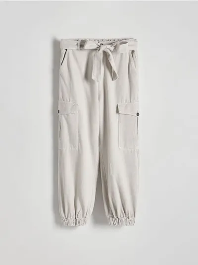 Reserved Spodnie o dopasowanym kroju, uszyte z tkaniny z bawełną. - jasnoszary