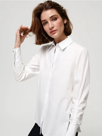 Sinsay Klayczna koszula o regularnym kroju z marszczonymi rękawami. - biały