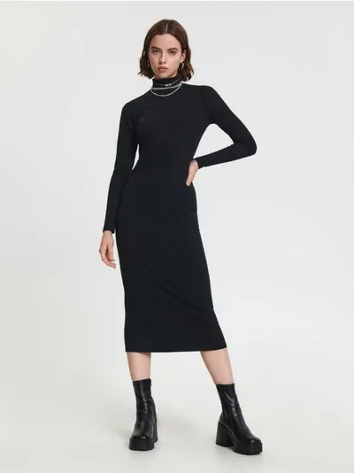 Sinsay Dopasowana, prążkowana sukienka midi z długimi rękawami oraz dekoracyjnym wycięciem na plecach. Uszyta z szybkoschnącego materiału z domieszką elastycznych włókien. - czarny