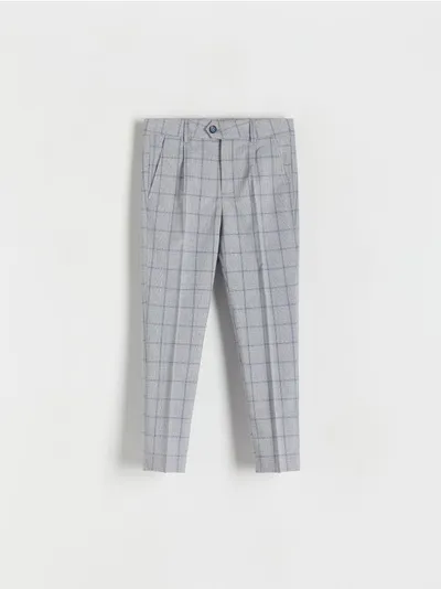 Reserved Spodnie o klasycznym fasonie, wykonane z tkaniny z dodatkiem wiskozy. - granatowy