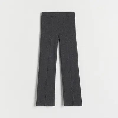 Reserved Prążkowane spodnie z rozcięciami - Czarny