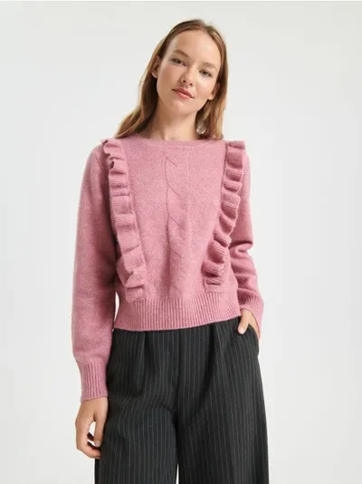 Sinsay Sweter wykonany z miękkiej dzianiny. Z przodu ozdobny splot i asymetryczne falbany. - różowy
