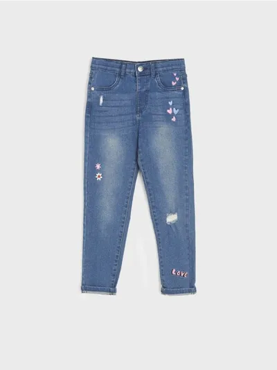 Sinsay Bawełniane jeansy z domieszką elastycznych włokien. Ozdobione drobnymi haftami i przetarciami. - niebieski