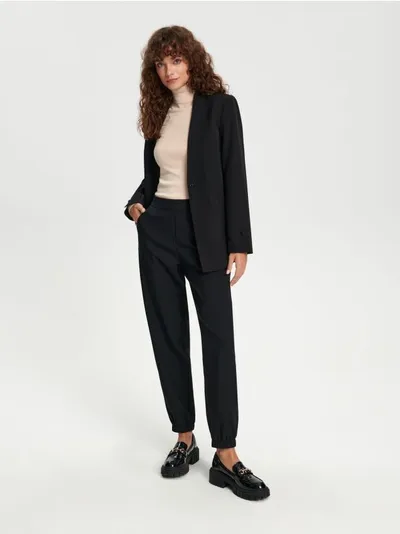 Sinsay Eleganckie spodnie uszyte z trwałego materialu z domieszką wiskozy oraz elastycznych włókien. - czarny