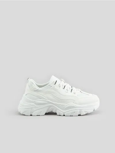 Sinsay Białe sneakersy z łączonych materiałów. Wysoka podeszwa. - biały
