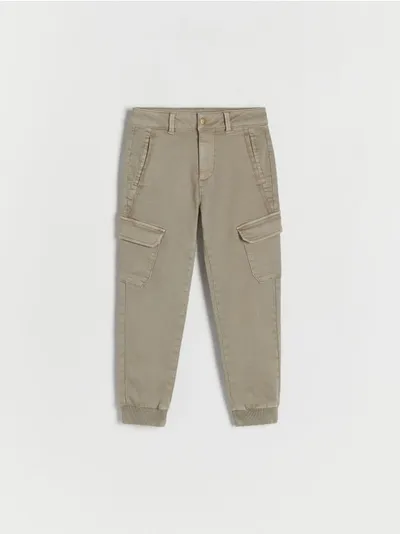 Reserved Spodnie typu jogger cargo, wykonane z bawełnianej tkaniny z dodatkiem elastycznych włókien. - oliwkowy
