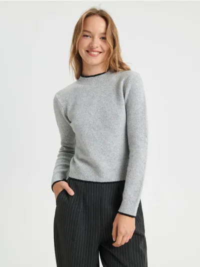 Miękki sweter ze stójką z kontrastową lamówką, uszyty z szybkoschnącego materiału z domieszką elastycznych włókien. - szary