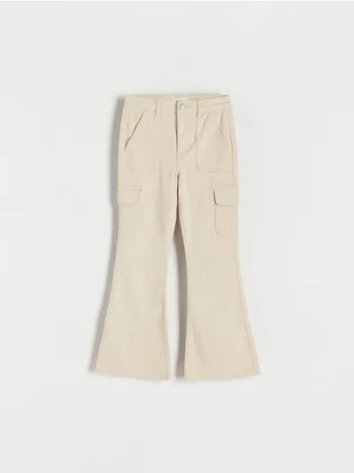 Reserved Spodnie typu flare, wykonane z bawełnianej tkaniny z dodatkiem elastycznych włókien. - beżowy