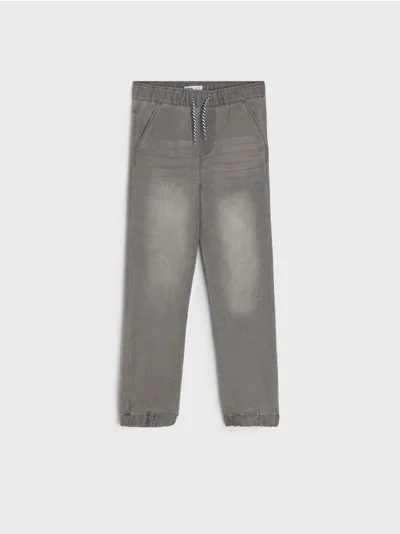 Sinsay Spodnie jeansowe wykonane z miękkiej, bawełnianej dzianiny z dodatkiem elastycznych włókien. - szary