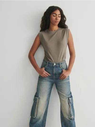 Reserved Jeansy o swobosnym fasonie wykonane z bawełnianej tkaniny. - indigo jeans