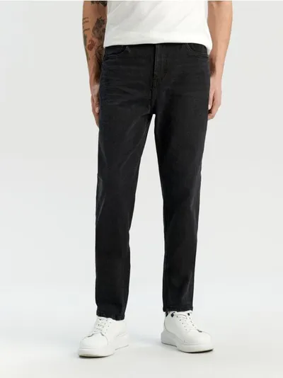 Sinsay Spodnie jeansowe o kroju comfort fit wykonane z bawełny z dodatkiem elastyczych włókien. - czarny