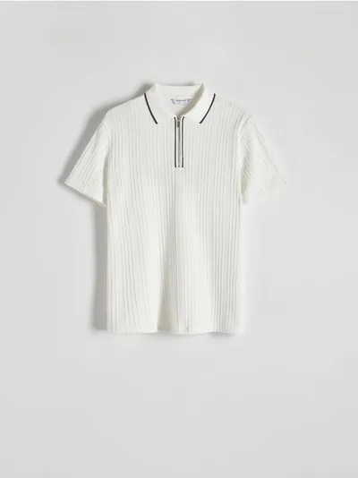 Reserved Koszulka polo o regularnym kroju, wykonana z dzianiny z bawełną. - złamana biel