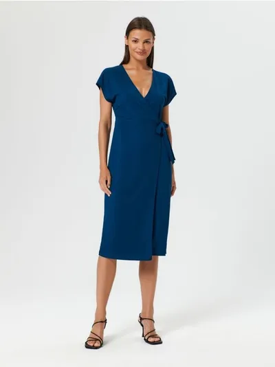 Sinsay Elegancka sukienka o kopertowym kroju, uszyta z delikatenego dla skóry materiału. - niebieski