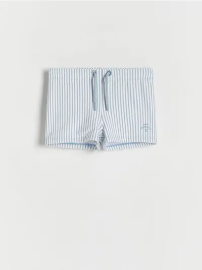 Reserved Szorty kąpielowe o klasycznym kroju, wykonane z dzianiny z dodatkiem elastycznych włókien. - niebieski
