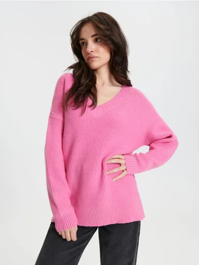 Sinsay Miękki, prążkowany sweter olźnym kroju uszyty z materiału z domieszką wiskozy. - różowy