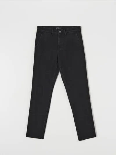 Sinsay Wygodne jeansy wykonane z bawełnianej tkaniny z dodatkiem elastycznych włókien. - czarny