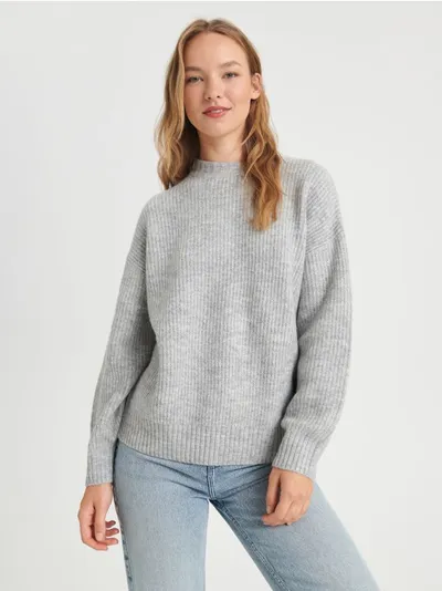Sinsay Wygodny sweter w prążki o swobodnym kroju, uszyty z miękkiej dzianiny z dodatkiem elastycznych włókien. - szary