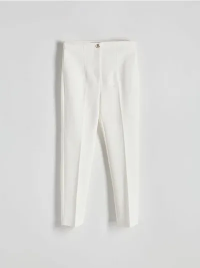 Reserved Spodnie o dopasowanym kroju, uszyte z tkaniny z bawełną. - biały