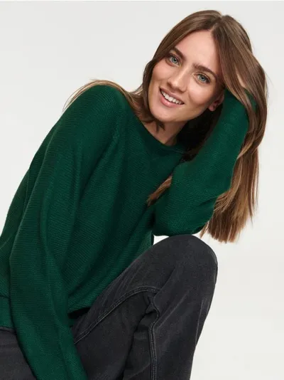 Sinsay Wygodny sweter wykoany z prążkowanej dzianiny, uszyty z lekkiego i wygodnego w noszeniu materiału. - zielony