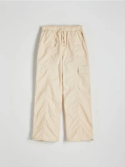 Reserved Spodnie typu jogger, wykonane z bawełnianej tkaniny. - kremowy