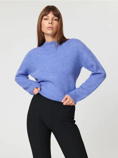 Sinsay Wygodny, miękki sweter uszyty z lekkiej dzianiny z dodatkiem elastycznych włókien. - niebieski