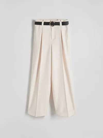 Reserved Spodnie o swobodnym fasonie, wykonane z gładkiej tkaniny z dodatkiem wiskozy. - złamana biel