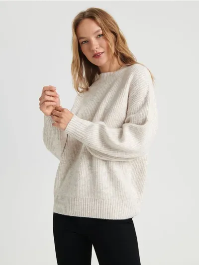 Sinsay Wygodny sweter w prążki o swobodnym kroju, uszyty z miękkiej dzianiny z dodatkiem elastycznych włókien. - kremowy
