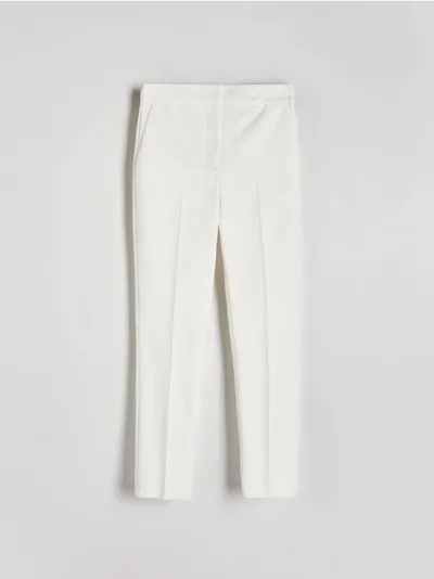 Reserved Spodnie typu cygaretki, uszyte z tkaniny z dodatkiem bawełny. - biały
