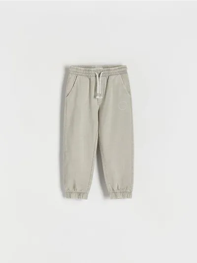 Reserved Spodnie typu jogger, wykonane z bawełnianej dzianiny z efektem sprania. - jasnozielony
