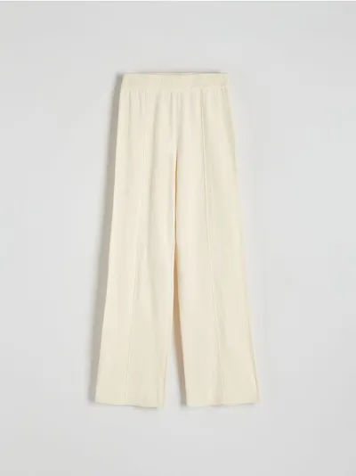 Reserved Spodnie z kolekcji PREMIUM, wykonane z gładkiej, bawelnianej dzianiny z domieszką wełny. - złamana biel