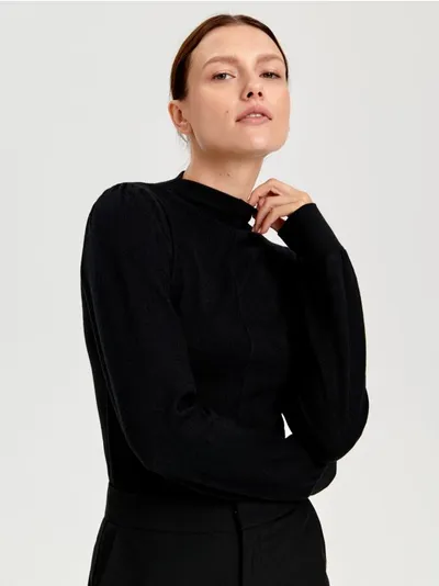 Sinsay Gładki sweter ze stójką oraz bufiastymi rękawami. Uszyty z materiału zawierającego delikatną dla skóry wiskozę oraz elastyczne włókna. - czarny