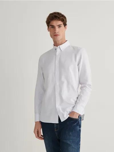Reserved Koszula o dopasowanym kroju, wykonana z bawełnianej tkaniny. - biały