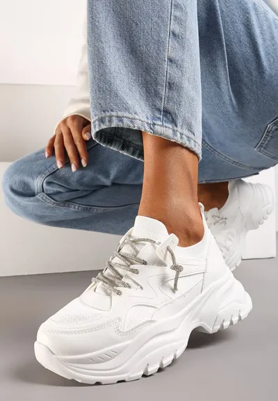 Renee Białe Sneakersy Wsuwane ze Zdobionymi Sznurówkami na Grubej Podeszwie Destal