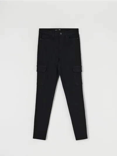 Sinsay Spodnie jeansowe o dopasowanym kroju z kieszeniami cargo, uszyte z bawełny z domieszką elastycznych włókien. - czarny