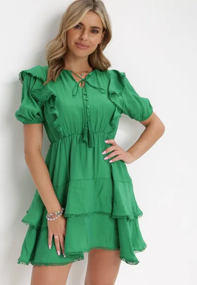 Born2be Zielona Rozkloszowana Sukienka Mini z Gumką w Talii i Koronkowymi Wstawkami Kiva