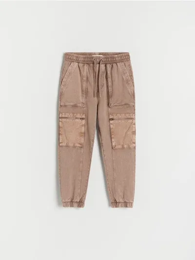 Reserved Spodnie typu jogger wykonane z miękkiej, bawełnianej dzianiny. - brązowy