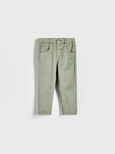 Reserved Spodnie o regularny fasonie, wykonane z bawełnianej tkaniny z domieszką elastycznych włókien. - jasnozielony
