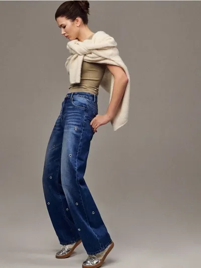 Reserved Jeansy o swobodnym fasonie, wykonane z bawełny. - niebieski