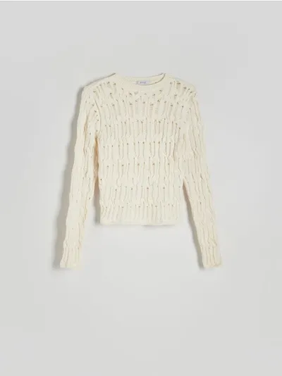 Reserved Sweter o dopasowanym kroju, wykonany z bawełnianej dzianiny. - kremowy