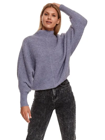 Luźny sweter ze stójką
