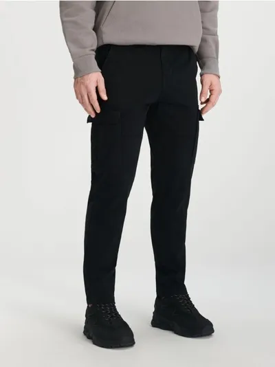 Sinsay Wygodne spodnie slim cargo wykonane z bawełnianej tkaniny z dodatkiem elastycznych włókien. - czarny