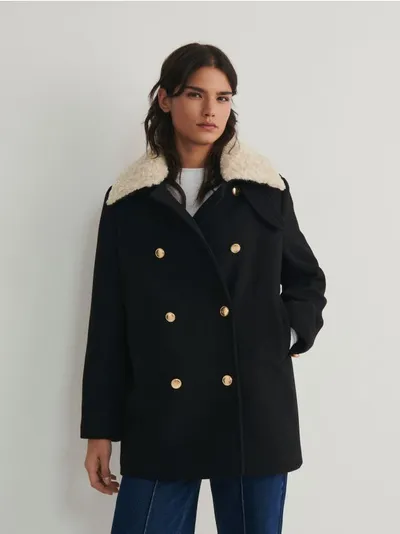 Reserved Dwurzędowy płaszcz o prostym kroju, wykonany z tkaniny z domieszką wełny oraz wiskozy. - czarny