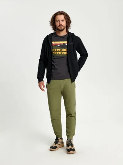 Sinsay Bawełniane spodnie dresowe o kroju regular jogger z ozdobnymi przeszyciami. - zielony