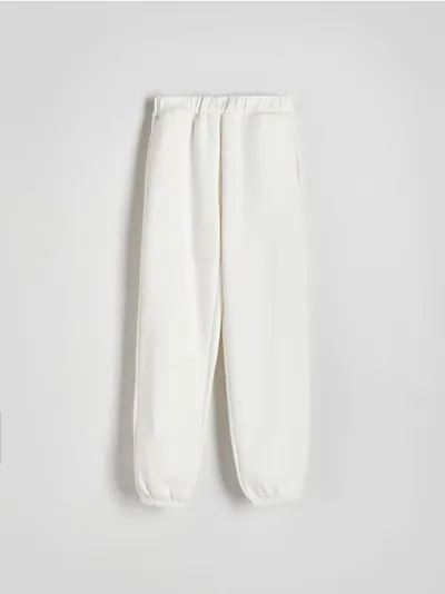 Reserved Spodnie o prostym kroju, uszyte z miękkiej dzianiny z bawełną. - złamana biel