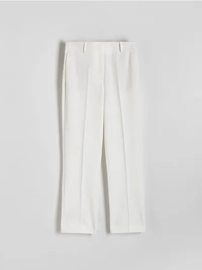 Reserved Spodnie typu cygaretki z prostą nogawką, wykonane z tkaniny z wiskozą. - biały