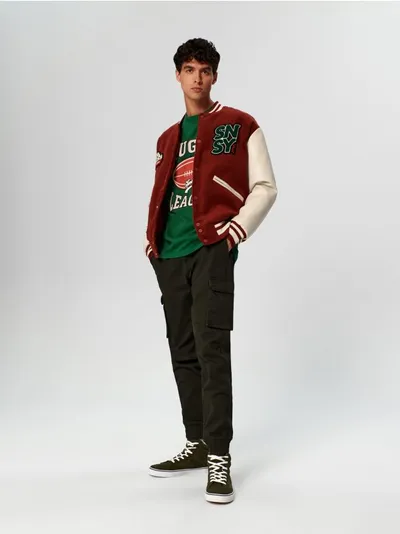 Sinsay Spodnie jogger z kieszeniami cargo, uszyty z bawełny z dodatkiem elastycznych włókien. - zielony