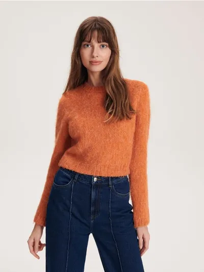Reserved Sweter o swobodnym, krótszym kroju, wykonany z miękkiej dzianiny z długim włosiem. - pomarańczowy