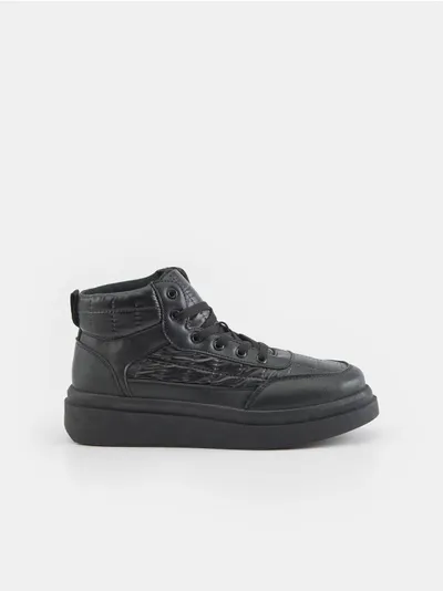 Sinsay Wysokie, czarne sneakersy wykonane z imitacji skóry. - czarny