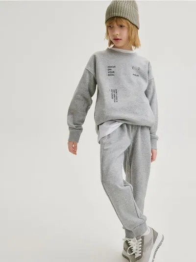 Reserved Spodnie typu jogger, wykonane z przyjemnej w dotyku, bawełnianej dzianiny. - jasnoszary